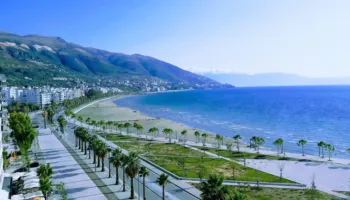 E rëndë në Vlorë/ Pushuesi italian rrëzohet nga shkëmbi, dërgohet me traumë në kokë drejt spitalit