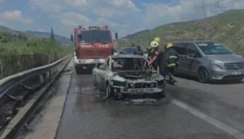 E rëndë/ Përfshihet nga flakët automjeti në aksin Bradashesh-Krrabë, bllokohet qarkullimi