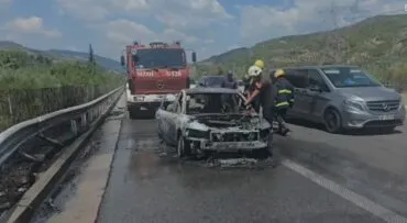 E rëndë/ Përfshihet nga flakët automjeti në aksin Bradashesh-Krrabë, bllokohet qarkullimi