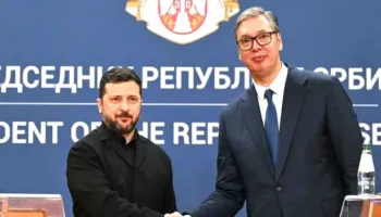 Ecje në litarin e tendosur/ Vuçiç i puthi dorën Zelenskyt, teksa shikon shpinën e Putinit