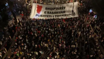 Edhe diaspora në protestë, pankarta me mesazhin e qartë: Shqiptarët e bashkuar, pushteti i tmerruar!