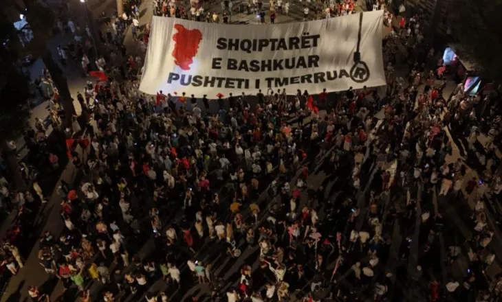 Edhe diaspora në protestë, pankarta me mesazhin e qartë: Shqiptarët e bashkuar, pushteti i tmerruar!