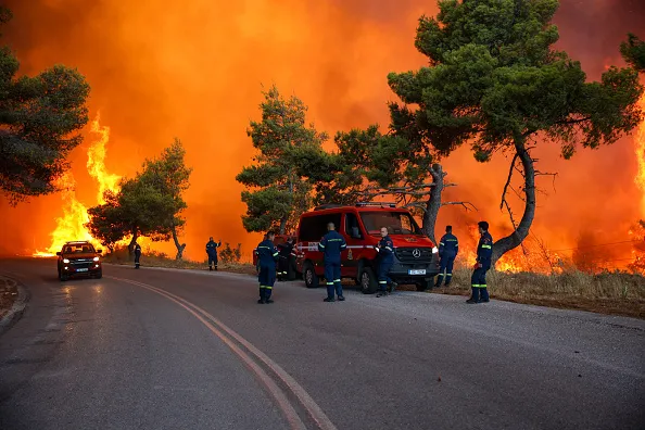 Edhe Greqia në luftë me flakët, zona me e prekur ajo e Atikës ku janë shkrumbuar 150 shtëpi