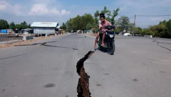 Ekipet e shpëtimit kërkojnë të mbijetuarit pas tërmetit të fuqishëm në Indonezi