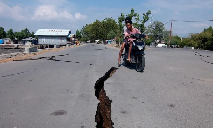 Ekipet e shpëtimit kërkojnë të mbijetuarit pas tërmetit të fuqishëm në Indonezi