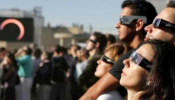 Eklipsi diellor i 12 gushtit, mjekët japin udhëzimet: Syzet e diellit nuk mjaftojnë