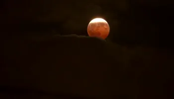 Eklipsi mahnit botën, “Hëna e përgjakur” jep pamje spektakolare nga Athina në Amerikë (VIDEO)
