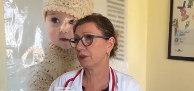 Ekspozimi i fëmijëve në diell, mjekja ndan këshillat: Shmangni orët e nxehta, përdorni krem mbrojtës me filtër të lartë dhe…