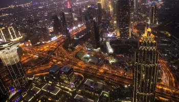 Emiratet e Bashkuara Arabe pezullojnë të gjitha aktivitetet tregtare dhe financiare me Iranin