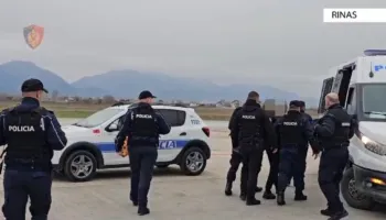 EMRI/ Gjykata e Pejës e kishte dënuar me 11,5 vite burg për vrasje, Interpoli i çon nën pranga Prishtinës kosovarin e kërkuar!
