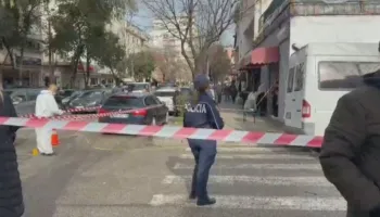 EMRI/ Grabitet marketi në Durrës, autori kapet pas ndjekjes nga Policia: Shtyu punonjësen dhe mori paratë!