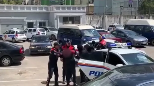 EMRI/ Përplasi për vdekje vogëlushen gjatë manovrave me makinë, arrestohet shoferi 24-vjeçar!