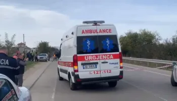 EMRI/ U dhunua barbarisht nga një grup të rinjsh pse po filmonte në Kakome, 46-vjeçari niset për mjekim drejt Janinës! Pësoi fraktura serioze