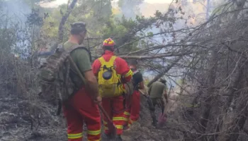 Ende aktiv zjarri në Drenie të Patosit, nis ndërhyrja për shuarjen! Gjatë natës flakët iu afruan banesave