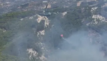 Era e fortë aktivizon sërish zjarrin në Drenie/ Vijon beteja me flakët në Mallakastër, nis ndërhyrja nga ajri