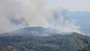 Era e fortë favorizon përhapjen e flakëve/ Vijojnë të jenë aktive disa vatra zjarri në Krujë, ndërhyrje nga ajri