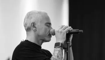 Eros Ramazzotti i nënshtrohet operacionit në kordat vokale, shtyn turneun për në 2027
