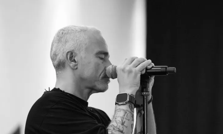 Eros Ramazzotti i nënshtrohet operacionit në kordat vokale, shtyn turneun për në 2027