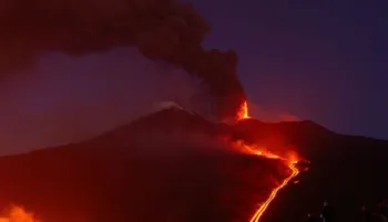 Etna shpërthen sërish, mbyllet aeroporti i Katanias dhe pezullohen fluturimet