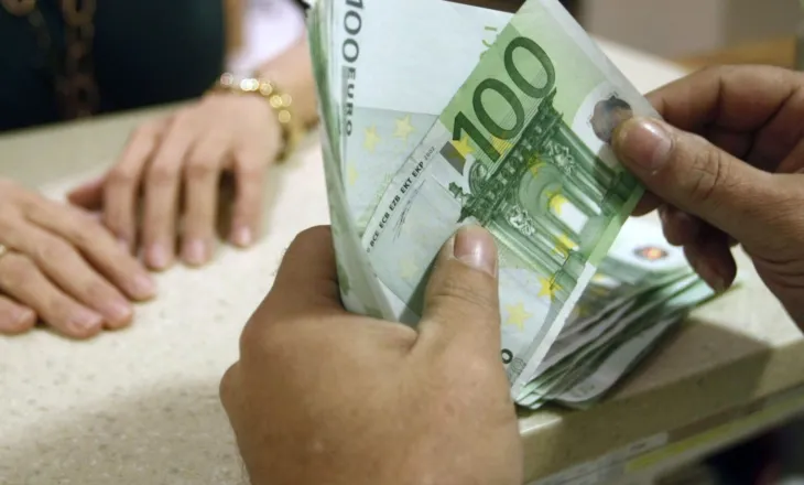 Euro arrin nivelin më të ulët historik ndaj lekut