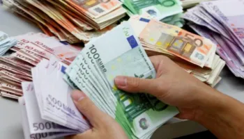 Euro kap një minimum të ri