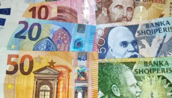 Euro prek kufirin e 93 lekëve për herë të parë në histori, si ra me 34% nga 2011-a