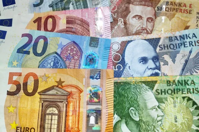 Euro prek kufirin e 93 lekëve për herë të parë në histori, si ra me 34% nga 2011-a