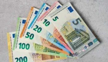 Evropianët po mbajnë gjithnjë e më shumë para cash në shtëpi, frikë nga lufta dhe sulmet kibernetike