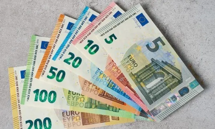 Evropianët po mbajnë gjithnjë e më shumë para cash në shtëpi, frikë nga lufta dhe sulmet kibernetike