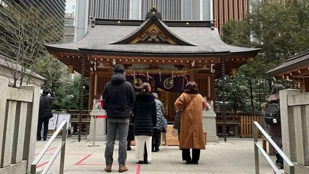 Faltorja e vogël në Tokio ku adhuruesit e muzikës luten për të fituar bileta koncertesh