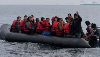 Farage sfidon Francën: Do dërgojmë flotën britanike kundër gomoneve