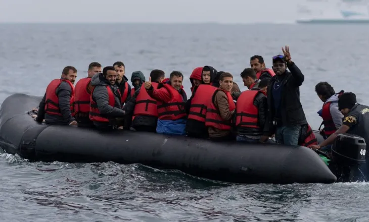Farage sfidon Francën: Do dërgojmë flotën britanike kundër gomoneve