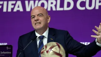 Federata Angleze tërheq mbështetjen për Infantinon, shtohet presioni ndaj presidentit të FIFA-s