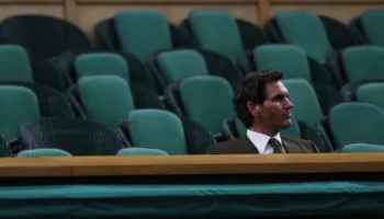 Federer nuk është më miliarder, fajësohet për rënien e tregut të aksioneve të kompanisë së tij të këpucëve