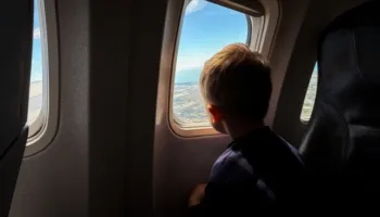 Fëmija refuzoi të ulej në vendin e tij, anulohet fluturimi drejt Torontos, pasagjerët kalojnë natën në aeroport