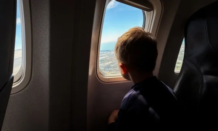 Fëmija refuzoi të ulej në vendin e tij, anulohet fluturimi drejt Torontos, pasagjerët kalojnë natën në aeroport