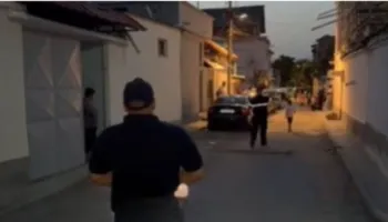 Fëmijët u zunë me njëri-tjetrin, dy vëllezërit në Korçë dhunojnë fqinjët e tyre me sende të forta (EMRAT+VIDEO)