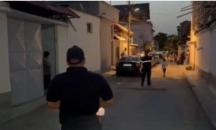 Fëmijët u zunë me njëri-tjetrin, dy vëllezërit në Korçë dhunojnë fqinjët e tyre me sende të forta (EMRAT+VIDEO)