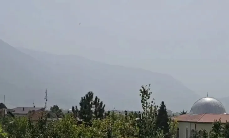 Fenomen i pazakontë natyror/ Malet e Kukësit “zhduken” nga pluhuri