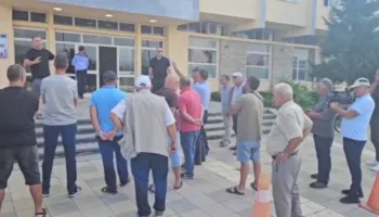 Fermerët protestojnë para Bashkisë Kukës për mungesën e ujit vaditës: Respektoni marrëveshjen