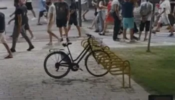 Festa kthehet në protestë/ Të rinjtë në Lushnje mbushin sheshin me thirrjet: Rama, jepe dorëheqjen!