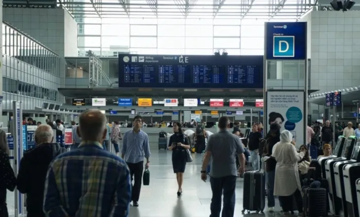 “Financial Times”: Sistemi i ri i hyrjes në BE po shkakton vështirësi për udhëtarët! Deri në dy orë pritje në aeroportet kryesore evropiane