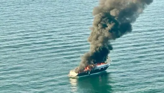 Flakët kaplojnë jahtin në Jesolo, operacion shpëtimi për dhjetë persona