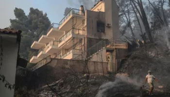 Flakët kërcënojnë Halkidikin në Greqi, evakuime nga deti e toka! Aktivizohet niveli më i lartë i rrezikut nga zjarret
