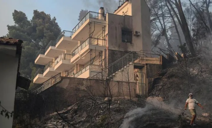 Flakët kërcënojnë Halkidikin në Greqi, evakuime nga deti e toka! Aktivizohet niveli më i lartë i rrezikut nga zjarret