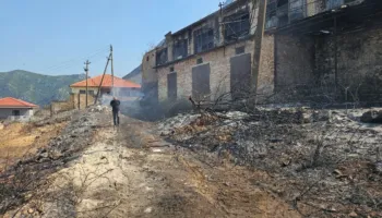 Flakët në Krujë, një lagje mbetet pa energji pas dëmtimit të linjës së tensionit, vijon ndërhyrja me helikopterë
