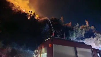 Flakët përfshijnë Abazen në Krujë! Digjet masivi pyjor i Lofkëndit në Mallakastër! Në hyrje të Komanit zjarret rrezikojnë banesat