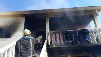 Flakët përfshijnë banesën dykatëshe në Fier-Shegan, fqinjët dhe familjarët shpëtojnë dy të moshuarit