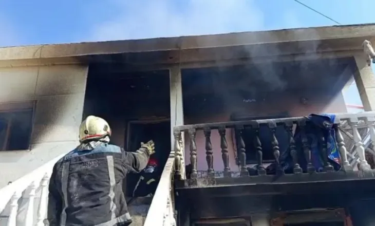 Flakët përfshijnë banesën dykatëshe në Fier-Shegan, fqinjët dhe familjarët shpëtojnë dy të moshuarit