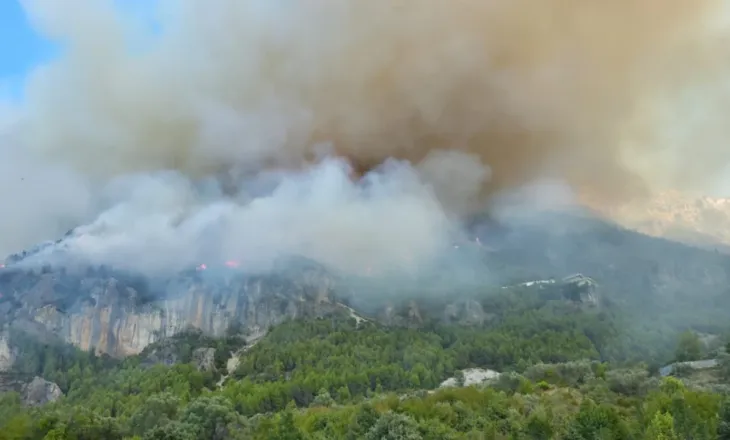 Flakët përfshijnë lagjen Abazaj në Krujë, rrezikohen banesat dhe bizneset, ndërhyrje nga toka e ajri